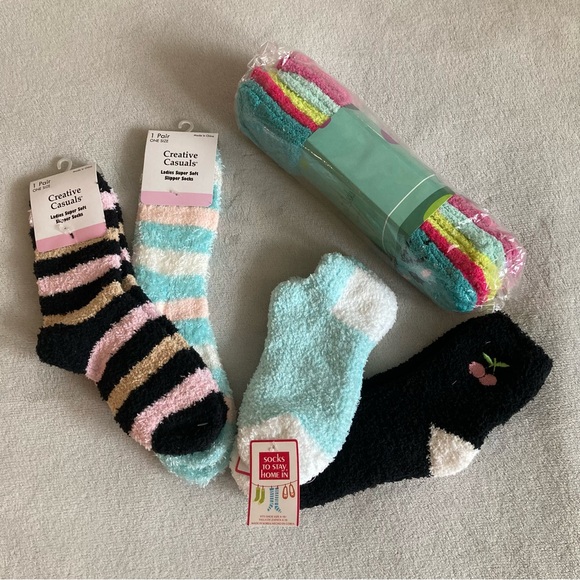 9 pairs of fuzzy socks - Picture 2 of 4